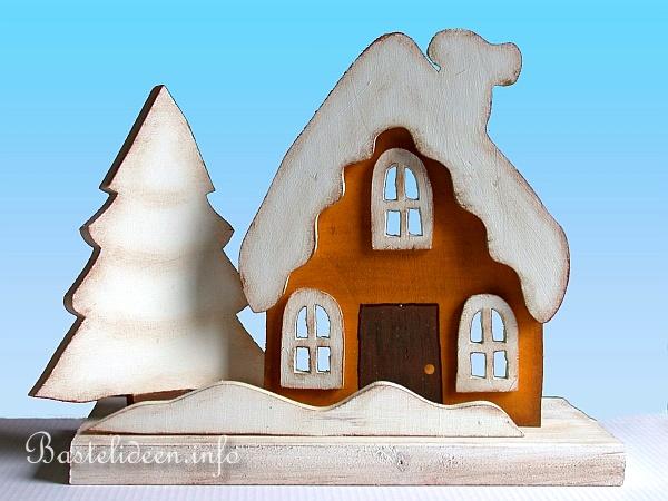 Basteln mit Holz - Laubsgearbeit - Winterliches Holz-Haus