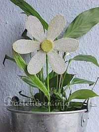 Frhlingsbasteln - Blume-Pflanzenstecker aus Kork