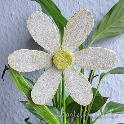 Frhlingsbasteln - Blume-Pflanzenstecker aus Kork 2