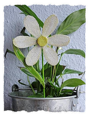 Frhlingsbasteln - Blume-Pflanzenstecker aus Kork