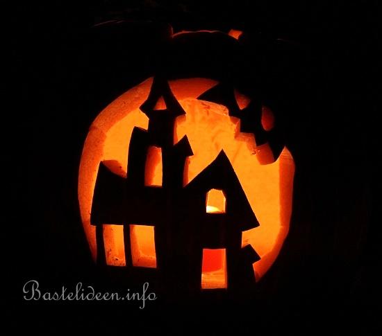 Halloween Krbis mit Spukhaus-Motiv - Nacht