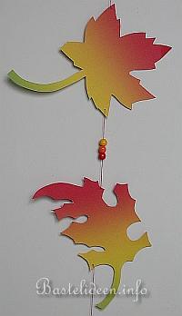 Herbstbasteln mit Kindern - Blttergirlande aus Regenbogenpapier