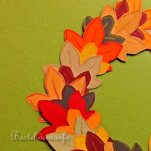 Herbstbasteln mit Kindern - Papierkranz mit Blttern - Detailbild