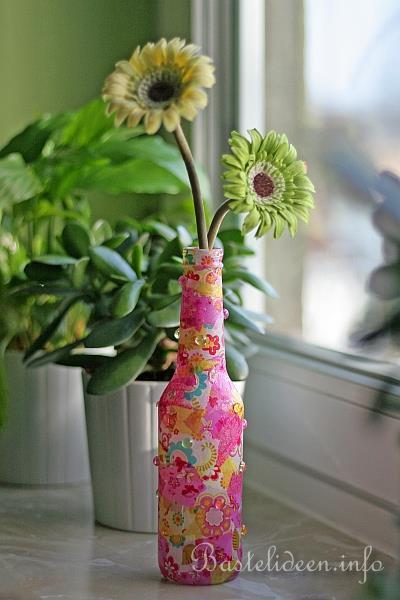 Recyclingbasteln mit Glasflaschen - Decopatch Blumenvase