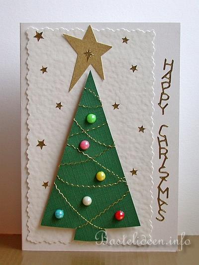 Weihnachtskarte mit Baum und Perlen
