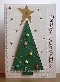 Weihnachtskarte mit Baum und Perlen
