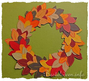 Herbstbasteln mit Kindern - Papierkranz mit Blättern 