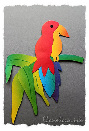 Tiere basteln aus Papier - Papagei Fensterbild 