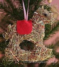 Weihnachtsbaumanhänger aus Heu und Pappe