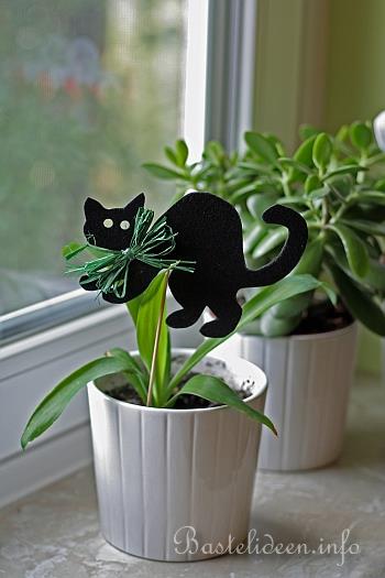 Basteln mit Kindern fr Halloween - Filz Katze Pflanzenstecker