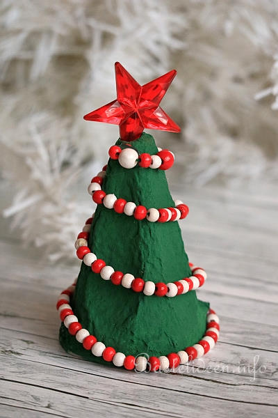 Eierkarton Weihnachtsbaum mit Perlenschmuck