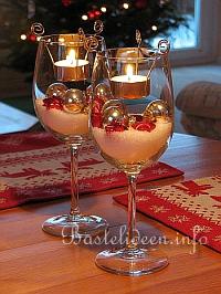 Gläser als Weihnachts-Tischdekoration