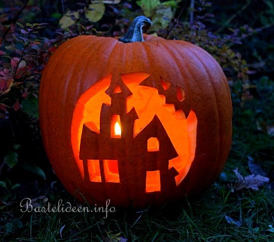Halloween Kürbis mit Spukhaus-Motiv