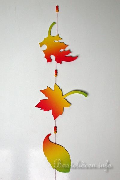 Herbstbasteln mit Kindern - Blättergirlande aus Regenbogenpapier 1
