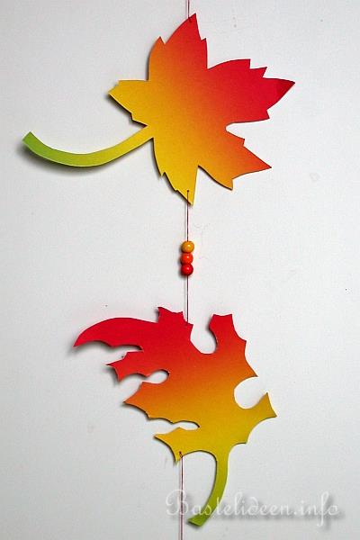 Herbstbasteln mit Kindern - Blättergirlande aus Regenbogenpapier 2