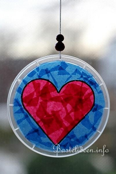 Recyclingbasteln - Fensterbilder mit Herzen 3