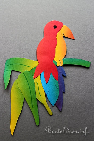 Tiere basteln aus Papier - Papagei Fensterbild