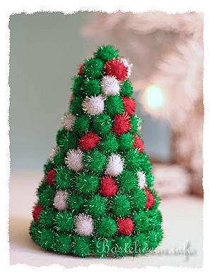 Weihnachtsbaum mit Pom-Poms